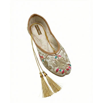 Cream Thread Work With Dorri Punjabi Jutti